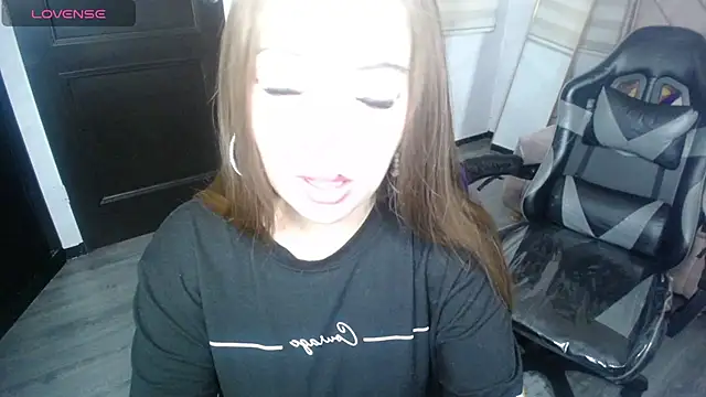 Snapshot of Luna_Star_v chatting on 09-10-25, 03:05 Luna Star v online show from 09-10-25, 03:05