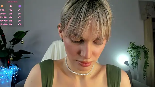 Ice Strawberry online show from 12-20-25, 02:14