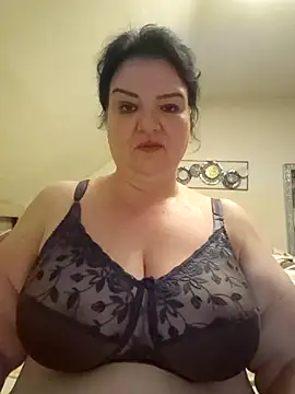 Snapshot of curvymilfxx990 chatting on 10-22-25, 06:51 curvymilfxx990 online show from 10-22-25, 06:51