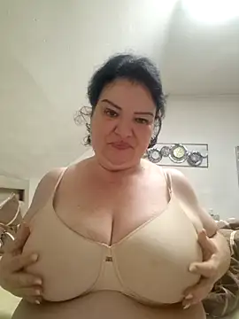 Snapshot of curvymilfxx990 chatting on 10-23-25, 08:07 curvymilfxx990 online show from 10-23-25, 08:07