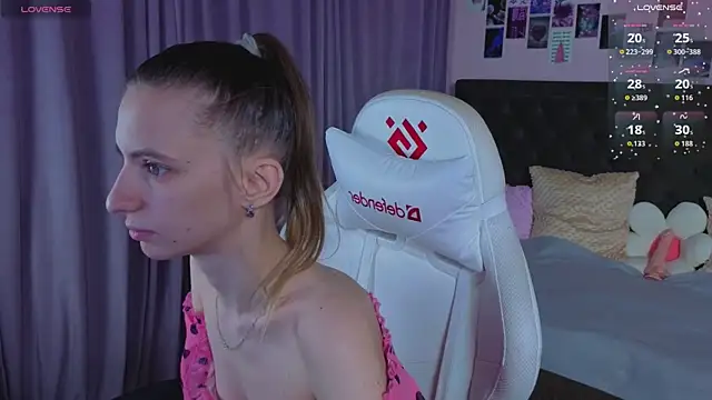 kaleriyaa  online show from 04-21-26, 01:42