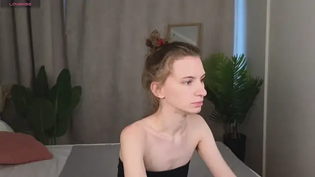 Snapshot of kaleriyaa_ chatting on 07-19-26, 01:25 kaleriyaa online show from 07-19-26, 01:25