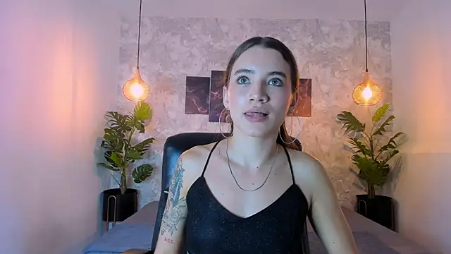 aitana baker  online show from 12-17-25, 07:19