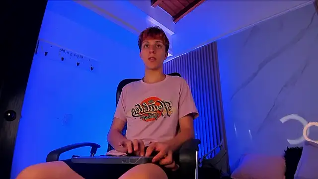 Snapshot of IM_DAREN chatting on 03-13-26, 03:33 IM DAREN online show from 03-13-26, 03:33