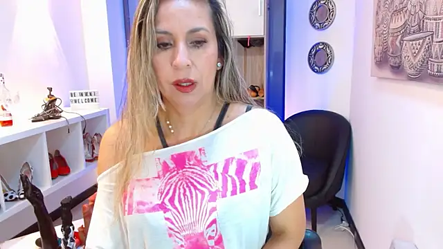 Snapshot of DianaPearls chatting on 07-11-26, 10:37 DianaPearls online show from 07-11-26, 10:37