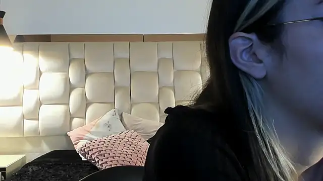 Emilia Bons online show from 09-30-25, 03:40