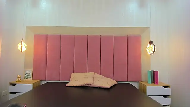 Emilia Bons online show from 10-08-25, 01:56