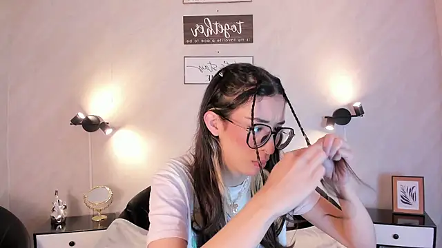 Emilia Bons online show from 02-10-26, 01:10