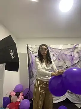 Emilia Bons online show from 10-08-25, 01:40