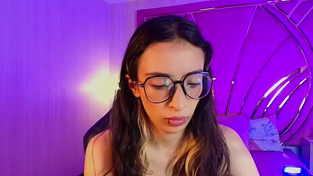 Emilia Bons online show from 12-18-25, 02:10