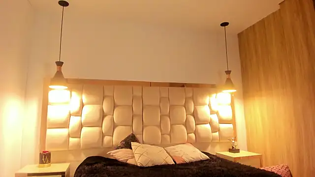 Emilia Bons online show from 10-07-25, 01:23