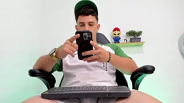 Mikecooper online show from 10-24-25, 04:55