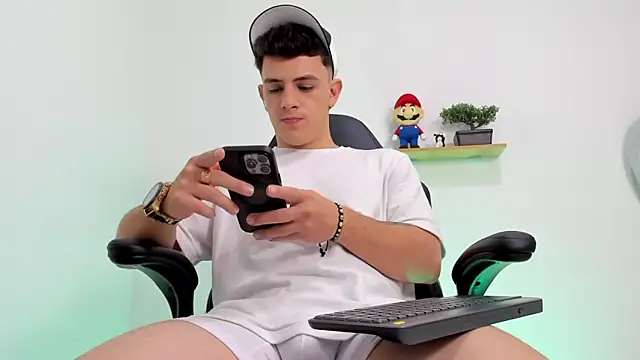 Mikecooper online show from 10-23-25, 01:37