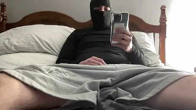 Snapshot of UncutMagic chatting on 01-11-26, 01:12 UncutMagic online show from 01-11-26, 01:12