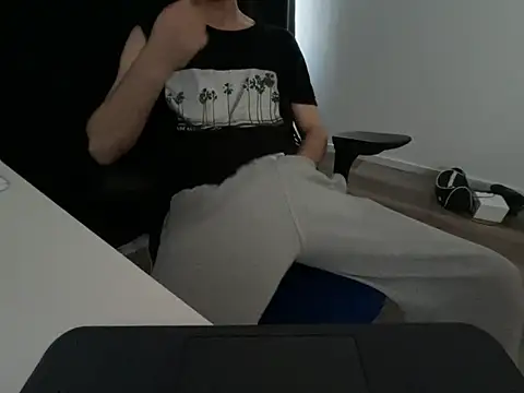 Frankieyyy1 online show from 04-01-26, 05:32