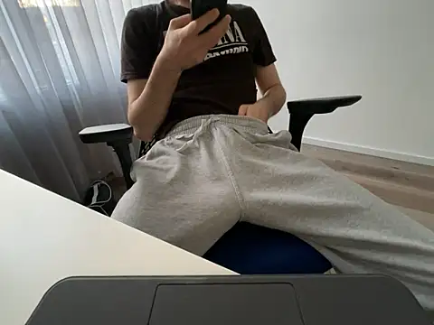 Frankieyyy1 online show from 04-23-26, 06:42