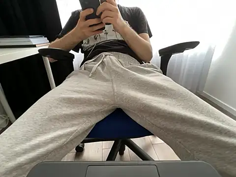 Frankieyyy1 online show from 06-01-26, 05:56