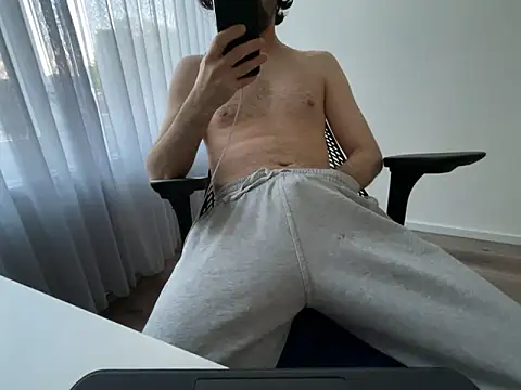 Frankieyyy1 online show from 05-09-26, 04:05