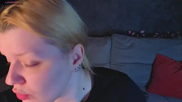 Snapshot of Michele_Greenn chatting on 05-18-26, 01:06 Michele Greenn online show from 05-18-26, 01:06