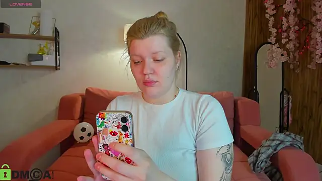 Snapshot of Michele_Greenn chatting on 06-14-26, 01:02 Michele Greenn online show from 06-14-26, 01:02