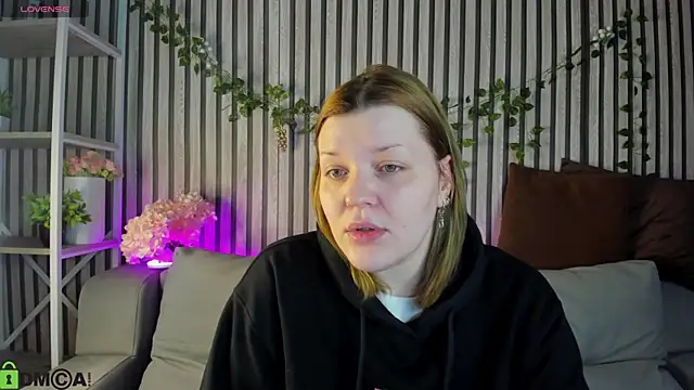 Snapshot of Michele_Greenn chatting on 02-14-26, 01:06 Michele Greenn online show from 02-14-26, 01:06