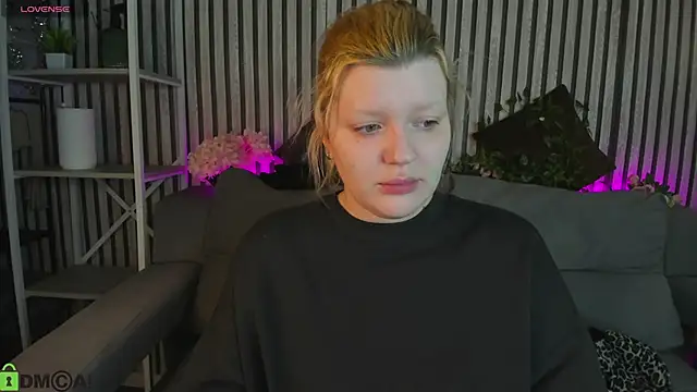 Snapshot of Michele_Greenn chatting on 05-23-26, 01:04 Michele Greenn online show from 05-23-26, 01:04