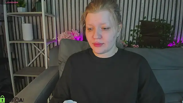 Snapshot of Michele_Greenn chatting on 05-25-26, 01:05 Michele Greenn online show from 05-25-26, 01:05