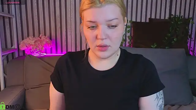 Snapshot of Michele_Greenn chatting on 04-29-26, 01:10 Michele Greenn online show from 04-29-26, 01:10