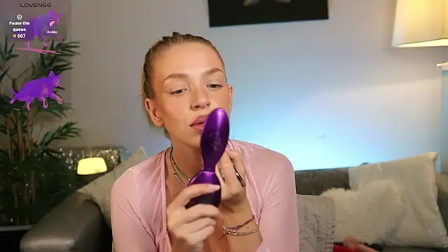 NovaHollisx online show from 10-05-25, 06:04