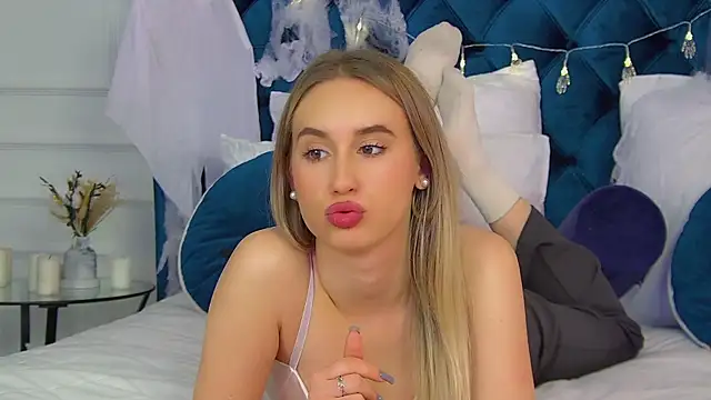 Snapshot of VictoriaHopsons chatting on 10-21-25, 04:17 VictoriaHopsons online show from 10-21-25, 04:17