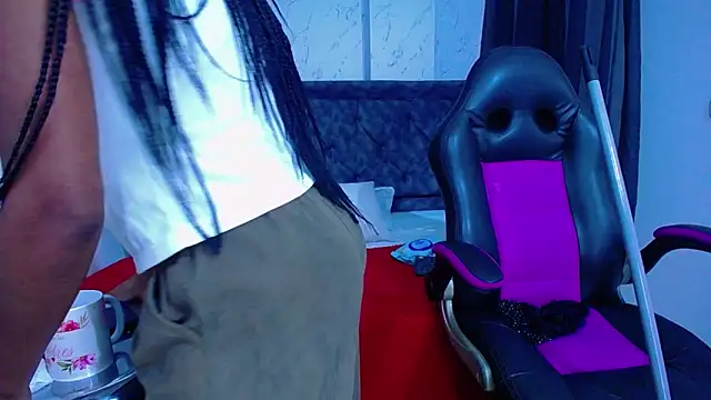 mia  thomson  online show from 11-27-25, 01:11