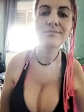 Snapshot of est_82 chatting on 10-05-25, 03:25 est 82 online show from 10-05-25, 03:25