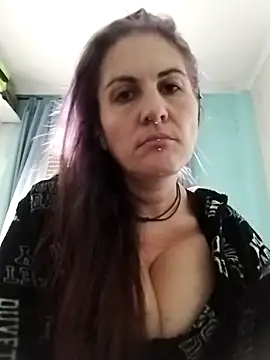 Snapshot of est_82 chatting on 09-24-25, 04:02 est 82 online show from 09-24-25, 04:02