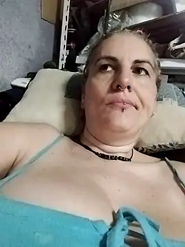 Snapshot of est_82 chatting on 09-14-25, 08:04 est 82 online show from 09-14-25, 08:04