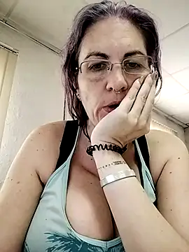 Snapshot of est_82 chatting on 09-22-25, 07:58 est 82 online show from 09-22-25, 07:58