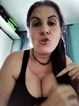 Snapshot of est_82 chatting on 09-21-25, 05:29 est 82 online show from 09-21-25, 05:29
