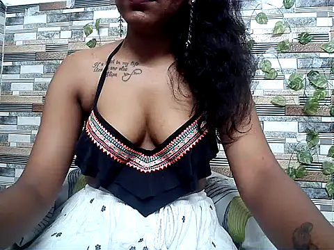 Snapshot of HOT_AARVI11 chatting on 10-14-25, 03:56 HOT AARVI11 online show from 10-14-25, 03:56