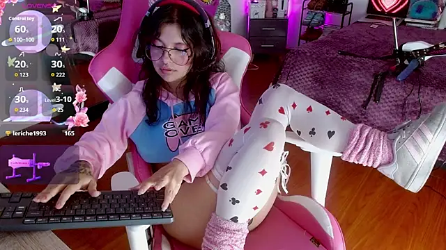 larah uwu online show from 09-27-25, 07:25