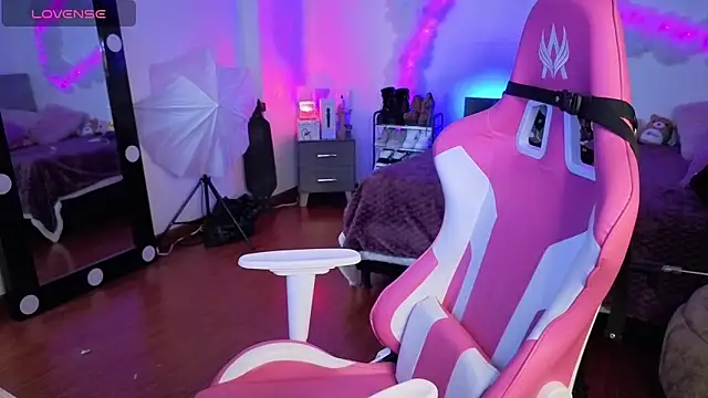 larah uwu online show from 11-22-25, 07:35