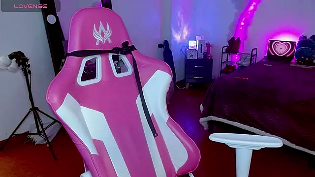 larah uwu online show from 10-19-25, 07:16