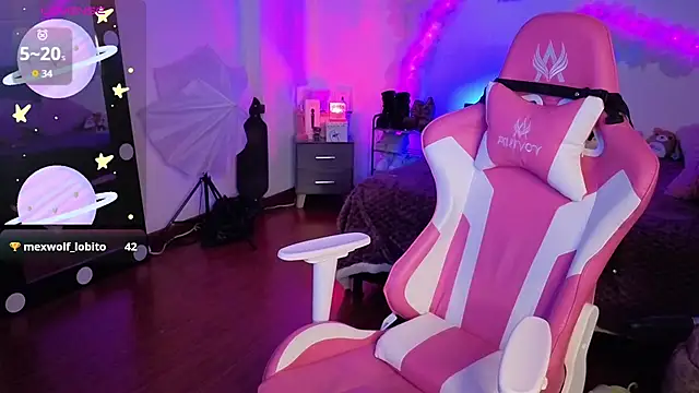 larah uwu online show from 11-24-25, 07:47