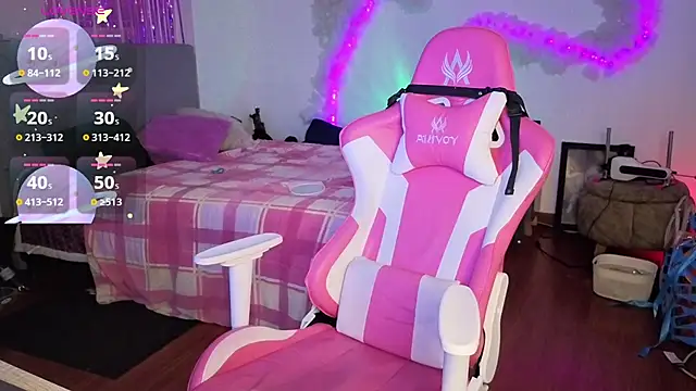 larah uwu online show from 04-17-26, 06:33