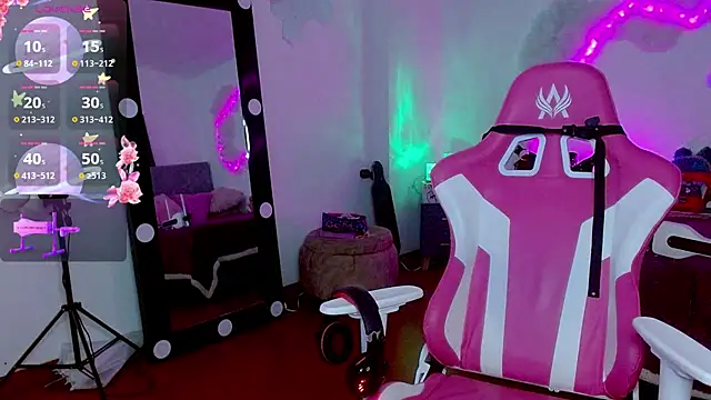 larah uwu online show from 10-14-25, 07:47