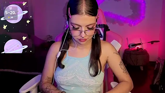 larah uwu online show from 02-06-26, 07:54