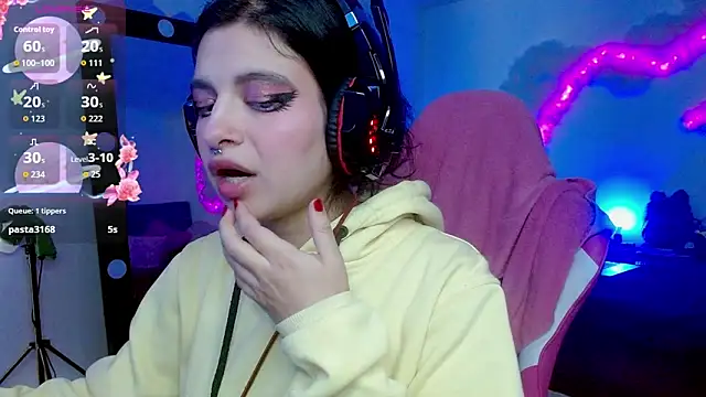 larah uwu online show from 10-21-25, 06:40