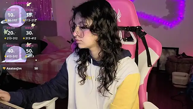 larah uwu online show from 04-28-26, 06:23