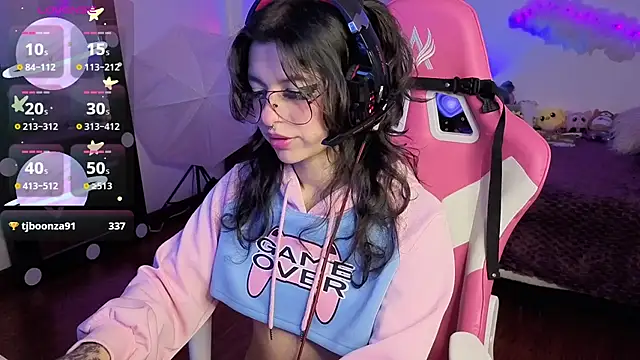 larah uwu online show from 11-28-25, 07:25