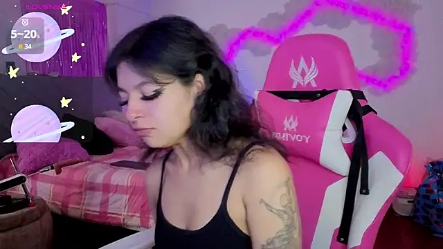 larah uwu online show from 05-15-26, 06:39