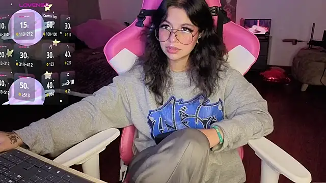 larah uwu online show from 02-16-26, 07:23