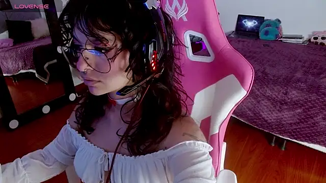 larah uwu online show from 09-08-25, 07:46